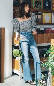 スクエアネックのパフスリーブブラウス