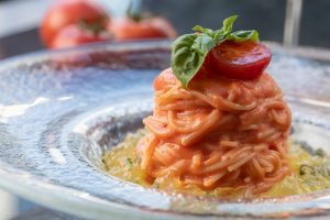 フルーツトマトの冷製アラビアータ ブラータソース