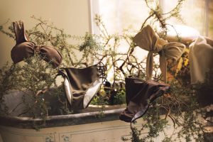 (右)ほんのりイエローがかったベージュとブラウンのバイカラー水着。上は胸の前で大きなリボンができるようになっている。(左)ベージュを基調としたバイカラー水着。下は腰の部分がレースアップになっている。