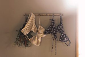 （右）ブラックに小花柄がデザインされた水着、（左）黄色のギンガムチェック水着