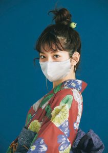 グレーに近い色のマスクを着用した顔アップ写真。左側から撮影。