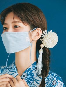 水色のマスクを着用した顔アップ写真。向かって斜め右側から撮影。