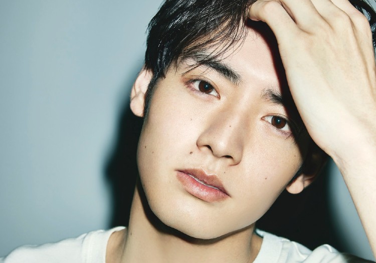 大人気俳優・赤楚衛二、初恋相手にいきなり雪を投げられて…【独占