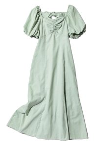 薄い黄緑～水色のワンピース。袖はパフスリーブ。