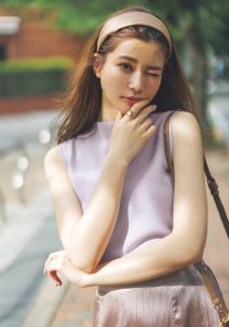 ①のニットに、