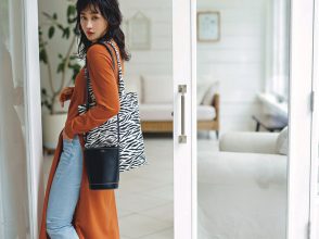 ①のワンピースに薄い色のデニム、黒いミニバッグ、ゼブラ柄のエコバッグ、黒いサンダルを使用したコーディネート。