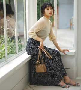 ②のニットに、