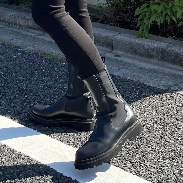 黒ショートブーツ冬コーデ