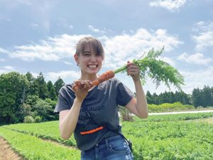 人参を手に笑顔のトラちゃん