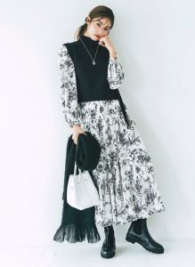 ボタニカル柄のワンピ×黒ニット