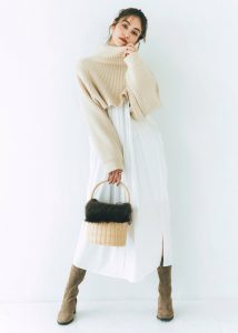 白メイン、ニット部分はクリーム色のワンピース。