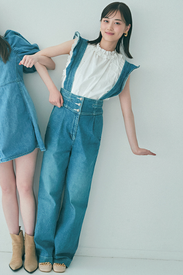 01 ガーリーデニムでリンク♡『この春はデニムが大復活！　定番のパンツだけじゃない、ワンピやサロペットの主役級デニムで、ほんのりガーリーに着こなすのがふたりの気分♡』