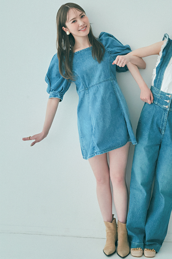01 ガーリーデニムでリンク♡『この春はデニムが大復活！　定番のパンツだけじゃない、ワンピやサロペットの主役級デニムで、ほんのりガーリーに着こなすのがふたりの気分♡』