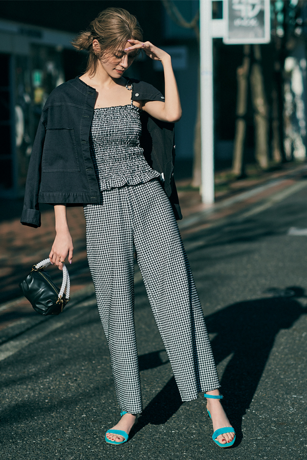 女っぽ小物でオトナにシフト クロップド丈セットアップで一点突破！『この春も気になるセットアップは、スタイルアップが叶う短丈シルエットが大本命。　　目新しいアイテムゆえ、きれいめ小物で大人に落とし込むのがベター。』