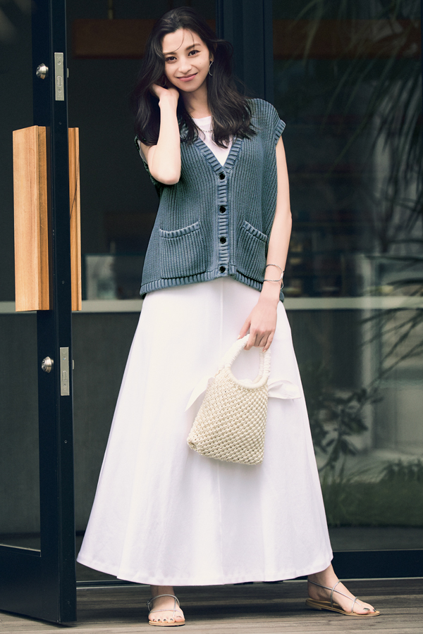 メンズライクなニットベストはゆれ感スカートで女っぽく！『１枚重ねるだけでワンランク上の着こなしができるニットベスト。マニッシュな雰囲気が魅力的なアイテムだからフェミニンなスカートと合わせるMIX感が洗練見えにつながる！』