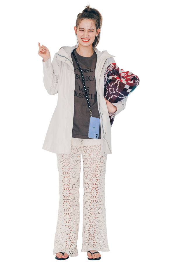 キャンプデートは高機能素材の女のコ服でカジュアルかわいく♥『夏のデートといえば、まずはキャンプ！大自然の中で過ごせば、いつも以上に気持ちが盛り上がること間違いなし。優雅なグランピングもいいけど、ふたりでイチからテントを立てて、一緒に料理をする、ガチなキャンプが今年は気分！「意外と料理できるじゃん」とか、「テキパキとテントを立てる姿が頼もしくてかっこいい」とか、恋人の意外な一面を見れたりするのもいいところ。まぁ、その逆もまたしかりですが、それはさておき…（笑）。もちろん女のコだって、テントができあがるまで待ってる、なんてのはひと昔前の話。テントを立てて、火をおこして…一緒にとことんキャンプを楽しみたいから、動きやすくて汚れにくい、高機能の服がいい！「え、手伝う気ある…？」なんて相手に思わせないカジュアル感と、アウドドア好きの恋人からも「わかってるじゃん！」と思われる、キャンプコーデもぜひチェックを。』