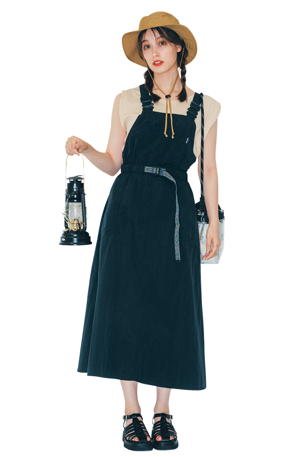 キャンプデートは高機能素材の女のコ服でカジュアルかわいく♥『夏のデートといえば、まずはキャンプ！大自然の中で過ごせば、いつも以上に気持ちが盛り上がること間違いなし。優雅なグランピングもいいけど、ふたりでイチからテントを立てて、一緒に料理をする、ガチなキャンプが今年は気分！「意外と料理できるじゃん」とか、「テキパキとテントを立てる姿が頼もしくてかっこいい」とか、恋人の意外な一面を見れたりするのもいいところ。まぁ、その逆もまたしかりですが、それはさておき…（笑）。もちろん女のコだって、テントができあがるまで待ってる、なんてのはひと昔前の話。テントを立てて、火をおこして…一緒にとことんキャンプを楽しみたいから、動きやすくて汚れにくい、高機能の服がいい！「え、手伝う気ある…？」なんて相手に思わせないカジュアル感と、アウドドア好きの恋人からも「わかってるじゃん！」と思われる、キャンプコーデもぜひチェックを。』