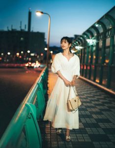 シンプルミニワンピース✨春夏コーデに！首元魅力的な装い
