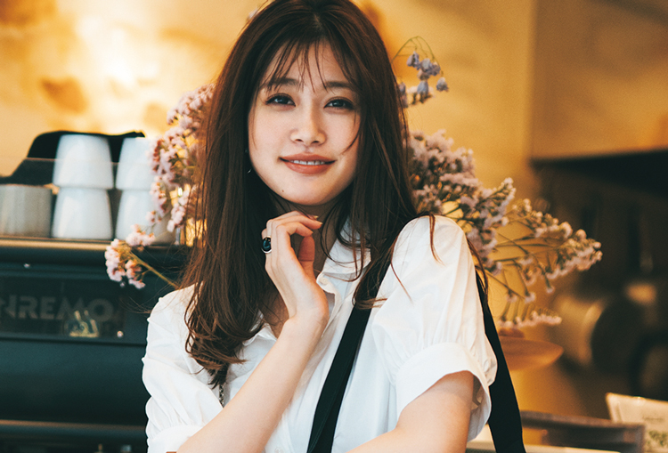 【CHANEL】バングル CC ホワイト ワンピース・シャツに合う 華やかスパンコール♪CHANEL シャネル ホワイトドレス (CHANEL