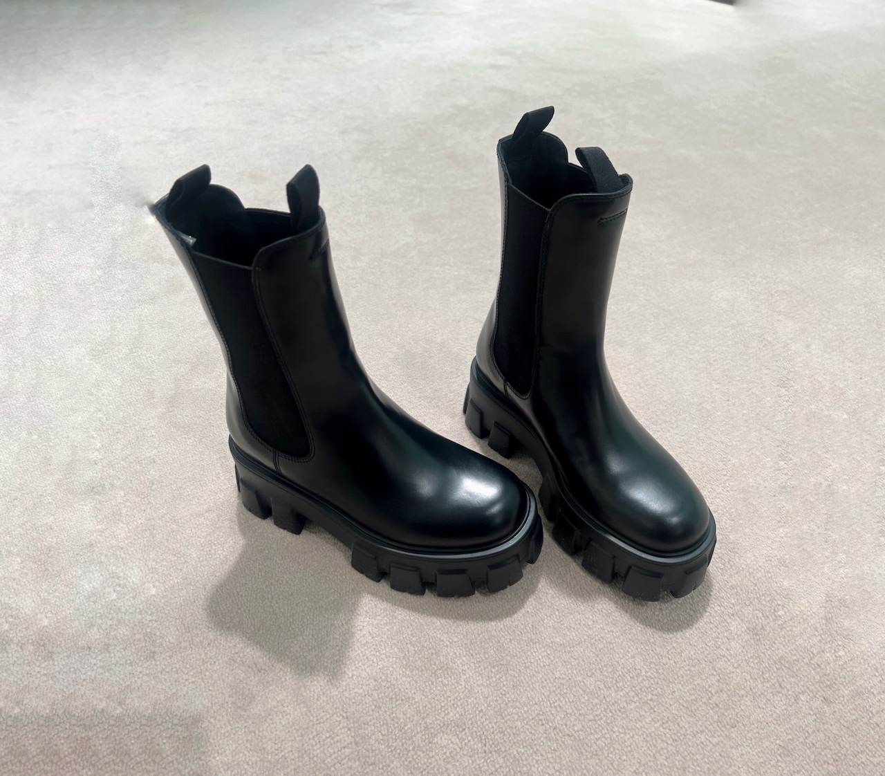 スタイリストの秋支度。「PRADAのブーツ」が買いの理由…♡【おしゃれ