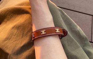 ◆関税込◆CELINE トリオンフ キャンバス レザー ブレスレット セリーヌ」でGET!トリオンフの革ブレスをヘビロテ中