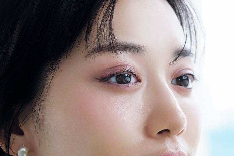 パープルチークで温もりと血色感
