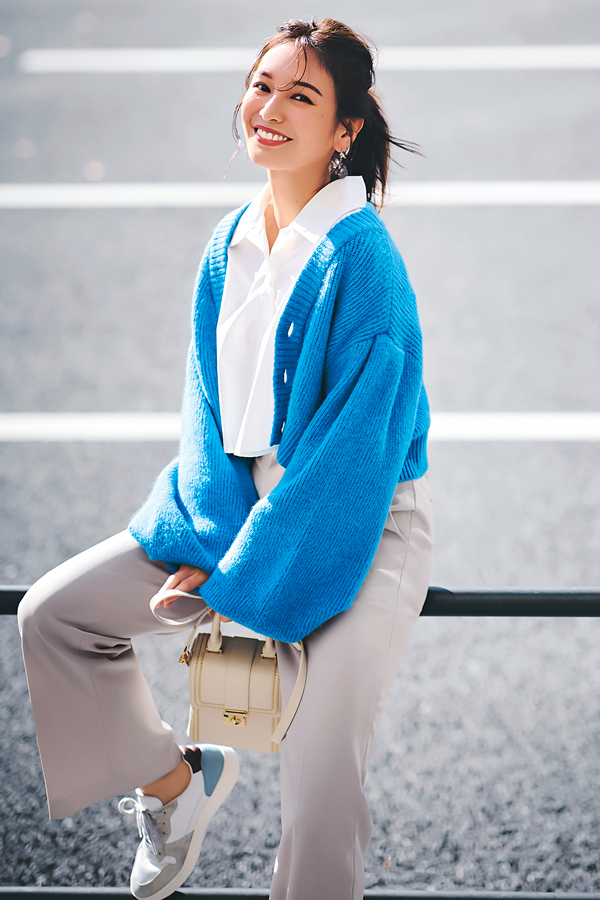 BLUE キレのいいアイテムを投入してほんのりハンサム仕上げ『見る人に安心感を与えるといわれるブルーは、まさにオフィス向きカラー。淡いトーンよりも高発色なパキッとブルーを選びつつ、コーデのどこかにキレ味を効かせるのがオススメ！』