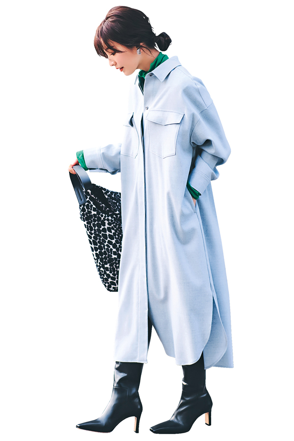 GREEN カジュアルミックスがこなれ見えのコツ！『1点投入するだけでお仕事コーデがこなれるグリーンは、おしゃれ感度高めの人たちから支持を集める色。ポジティブなイメージの発色のいいグリーンは、親近感のあるカジュアルめな着こなしが洒落る！』