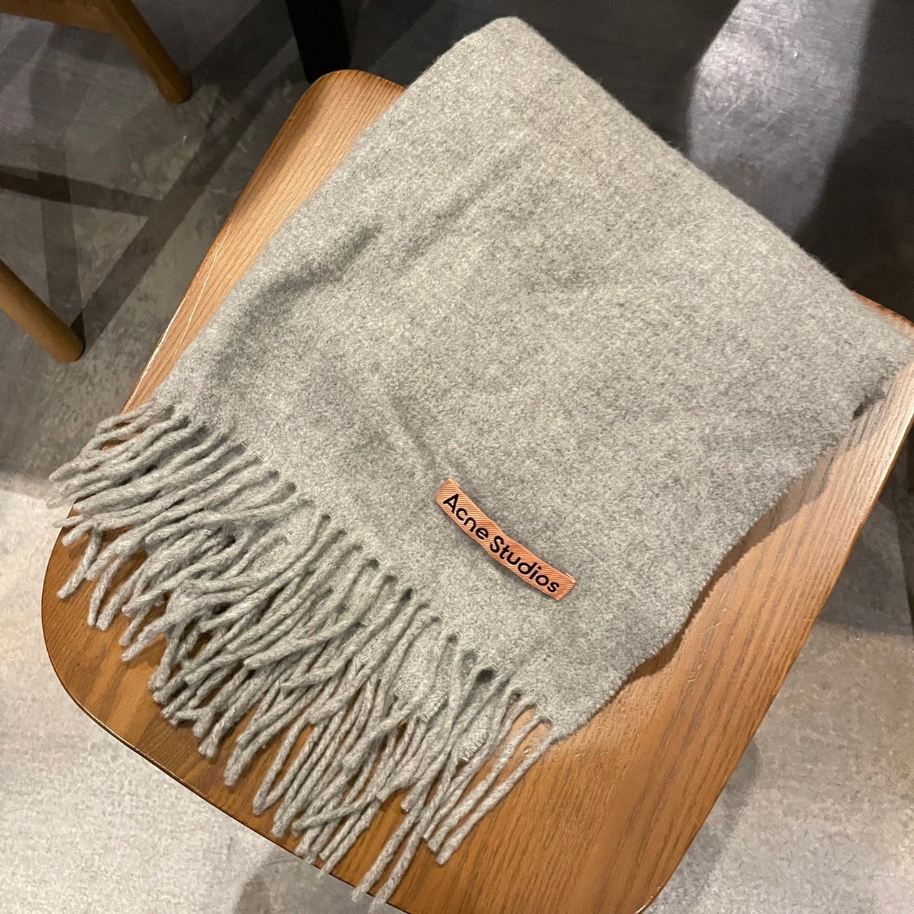 激安の 大人気「アクネのマフラー」、色ち買いして正解だった 小物