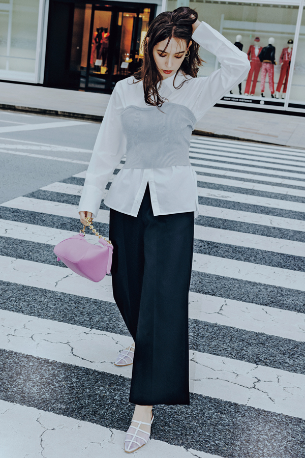 モードめシャツ×女っぽワイドパンツ『肩のカットアウト、クロップド丈、ビスチェ付き…今季はモード見えする辛口デザインのシャツが大豊作！装いを女っぽく引き立ててくれる、センタープレス入りのワイドパンツと合わせてオトナきれいに着こなしたい♡』