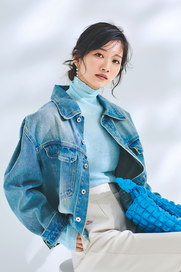 ほんのり透けていたりゆるっとリラクシーだったり〝いい女っぽ〟を狙いたい♡春ニット『今季豊作なのが透けていたり、肌がちらっと見えたり、どこか女っぽい春ニット。トゥマッチにならないように、抜け感のあるアイシーカラーを選ぶのが大正解♡　女っぽニットこそほんのりかっこよく着るのが今っぽい！』