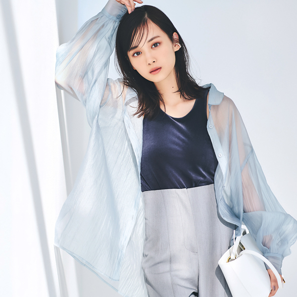 ちらっと見える素肌×アイシートーンが色っぽムードを高めてくれる♡女っぽシャツ『ますますバリエ豊富になっている大胆カットアウトシャツと、はおるだけでグッとセンシュアルな雰囲気が漂うシースルーシャツに注目。アイシーカラーのフレッシュさと辛口シャツって好バランス！』