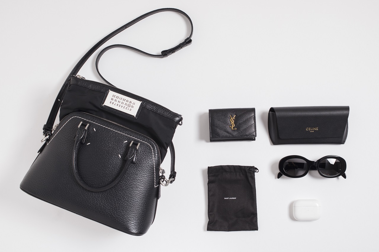 荷物は最小限派」のおしゃれな人が選び抜いたバッグの中身、公開