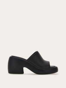夏物セール♡FERRAGAMO♡サンダル ブランド小物】濡れてもOK！ころっとフォルムが愛らしい