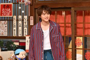 鈴鹿央士／直筆サイン入り写真パネル