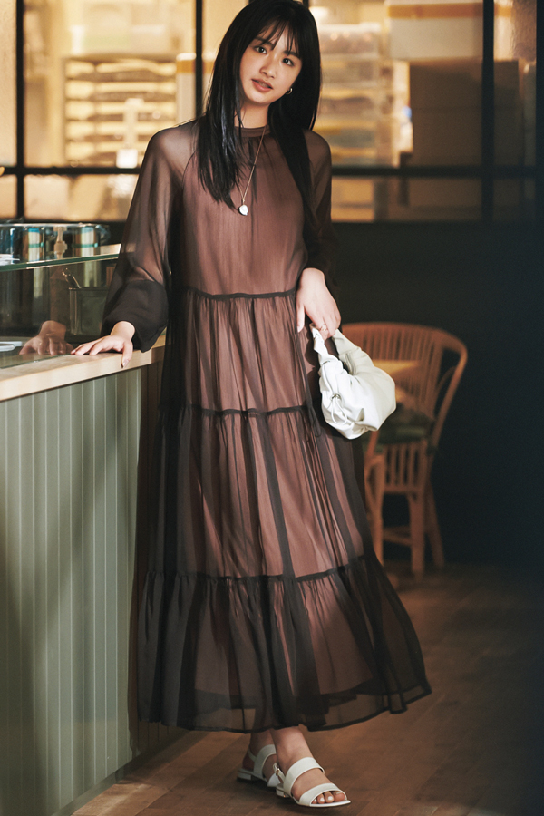 Choc-Brown×WHITEでキレよくクリーンエレガントに『こっくりブラウンに真っ白アイテムを合わせることで爽やかさと抜け感が生まれ、コーデが凛と引き締まった印象に。黒ほどコントラストがつきすぎずに、ブラウンでさらに深みがある表情になり、白の清潔感も一層際立つ！ いつものキレイめスタイルが、より大人っぽい雰囲気に♡』