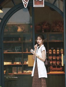 街歩きやカフェに 編み込みチョコブラウンバッグで大人コーデ みさと | ・ チョコミントコーデ💚 ・ ・ ニット @gu_global