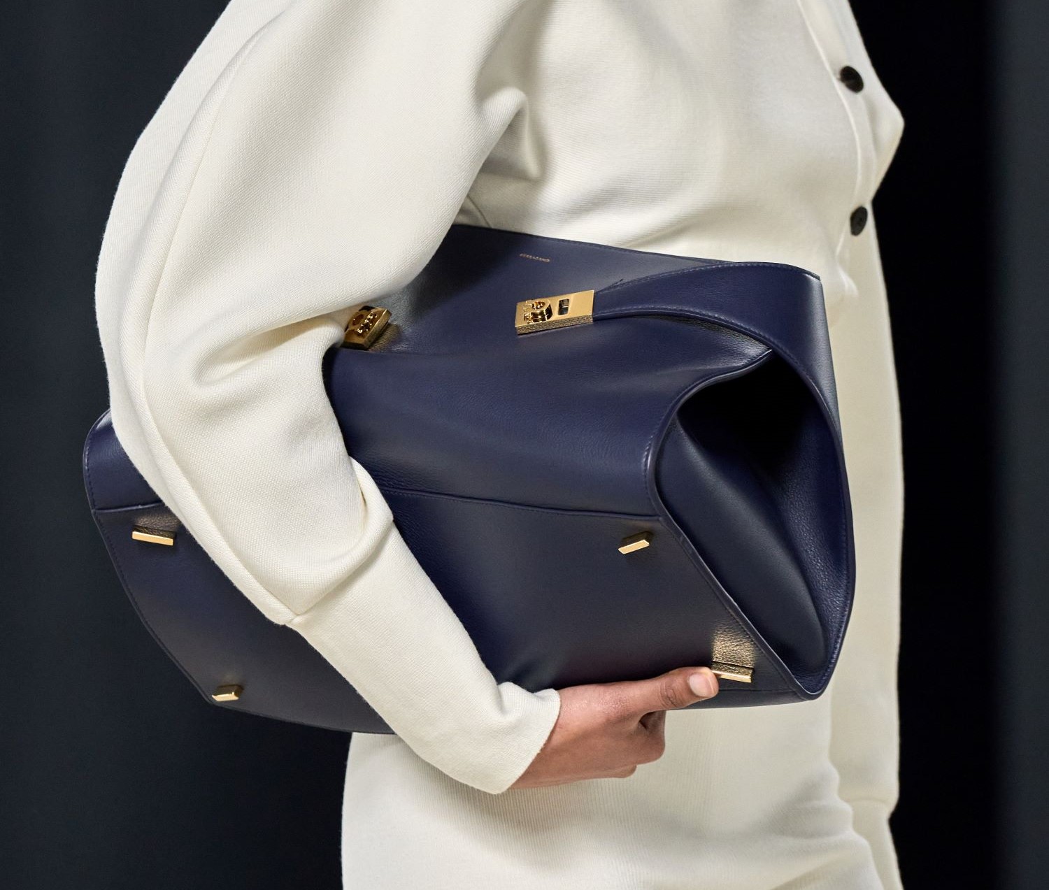 通年使える・即日発送 ★FERRAGAMO★ フェルト ハグ バッグ 2023ブランド新作】三吉彩花や町田啓太、鈴木えみが提案する