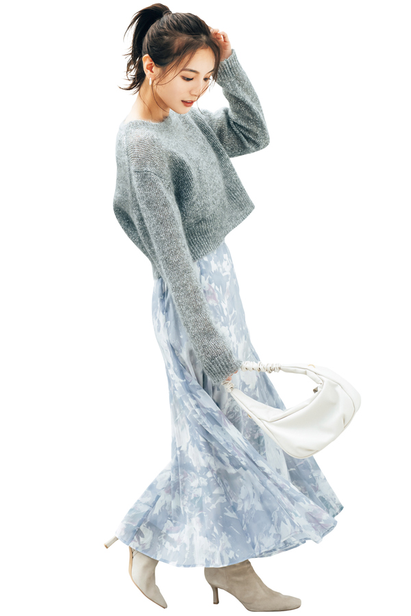 WHITE×Blue ブルーグレーでなじませて優しい色気を♡『清潔感のある大人の甘さが漂うくすみブルーに、知的で女らしいグレーが混ざったグレイッシュなブルー。白に溶け込むような穏やかなコントラストで、優しげなメリハリが生まれる♡ ブルーなの？ グレーなの？な味わい深いあいまいカラーがおしゃれの隠し味に。』