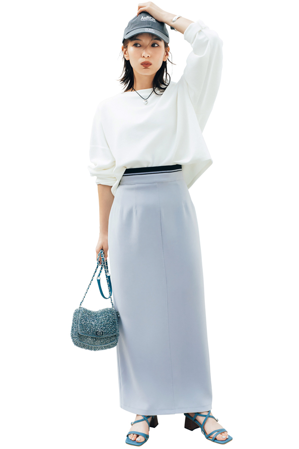 WHITE×Blue ブルーグレーでなじませて優しい色気を♡『清潔感のある大人の甘さが漂うくすみブルーに、知的で女らしいグレーが混ざったグレイッシュなブルー。白に溶け込むような穏やかなコントラストで、優しげなメリハリが生まれる♡ ブルーなの？ グレーなの？な味わい深いあいまいカラーがおしゃれの隠し味に。』