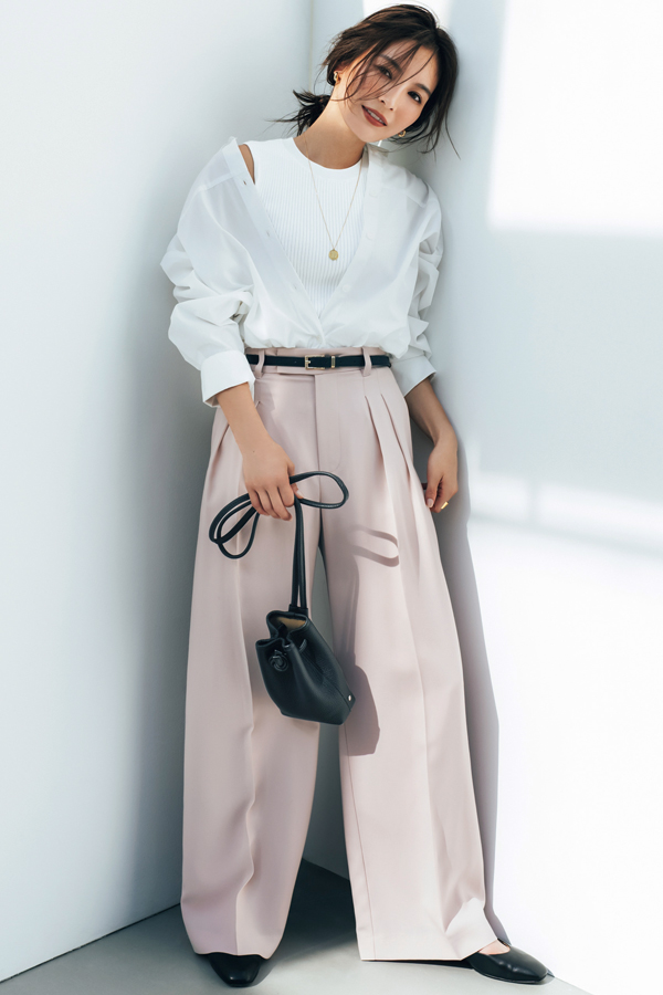 WHITE×Pink キレよく着るグレイッシュピンクで甘さ控えめに『甘く転びがちな白×ピンクも、クリーンな白とくすんだ青みピンクのニュアンス配色なら、大人っぽく微糖な仕上がりに。メンズライクなアイテムやモードなアクセ、シャープな黒小物などでキレよく引き締めて、ほんのり辛口に仕上げるのがあか抜けのコツ！』