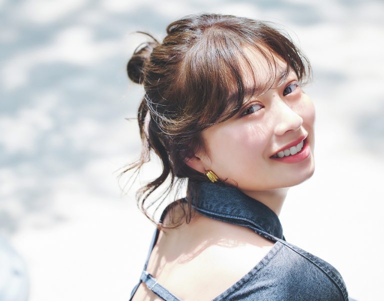 ■“毛先ちょろり”が色っぽい高めお団子