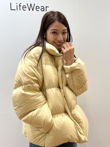 UNIQLO パウダーソフトダウン イエロー M 2023aw パウダーソフトダウンジャケット/NANODESIGN」の着用