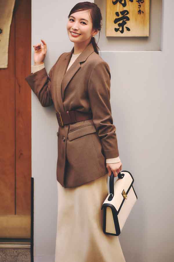 Q.ニットワンピを、平日きちんと↔休日カジュアルでおしゃれに着回したいんです！（美容関係勤務・26歳）『A.ジャケット合わせで辛口に、旬小物でリラクシーに、と変化をつけて！ 今季豊作な裾に向かってすとんと落ちるⅠラインニットワンピは、ONシーンにもふさわしいきちんと感も出て、着回しもしやすいんです。合わせるアイテムの色を選ばず、かつ上品きれいな印象のベージュがオススメ！』