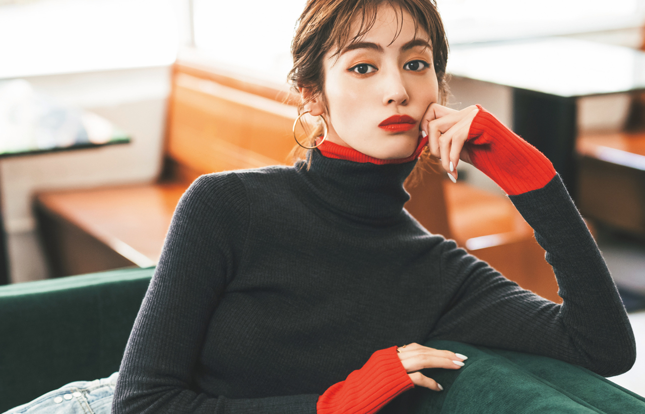 UNIQLOのタートルニットは♡2枚重ねの“攻め”レイヤードで遊びゴコロ