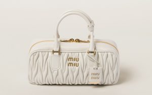 【コーデのアクセントに】Miu Miu マイクロバッグ エレガンス トキメキ再び♡ 今また取り入れたい旬ブランド【小柄バランス
