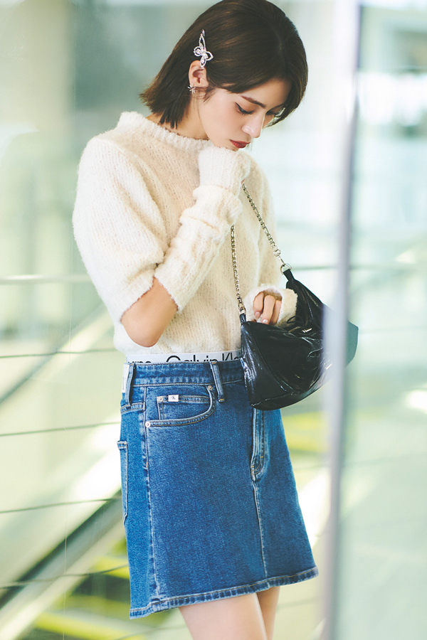 ほの甘トップス×ミニボトム『媚びないけど、どこかほのかに甘〜いデザインが韓国で大流行中♡ ちょっとモコッとしていたり、華奢なリボンがあしらわれていたり…。Kアイドル風を目指すなら、大胆なミニボトム合わせがGOOD！』