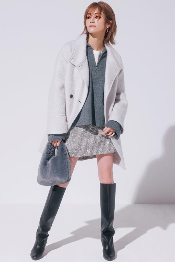 GRAY×GLITTER 知的なグレー で華やぐラメ を大人顔に『今季外せないギラギラ感強めのラメアイテムは、シックなグレーワントーンで落ち着かせて都会的に着るといい感じ。グレーならではの品のよさも漂って、ファンシーな輝きが大人リッチなスパイスに。』