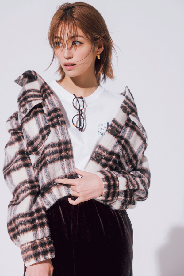 BROWN×VELOUR ムードのあるブラウン でヴィンテージライクにベロア を楽しむ！『ベロアのヴィンテージ感を高めてくれる深みのあるブラウンで、おしゃれ通なスタイルに。リュクスな光沢感があるので、シャツジャケットやスエットなどのカジュアルなアイテムを組み合わせて、ドレッシーにしすぎないのがこなれた着こなしを叶えるコツ！』