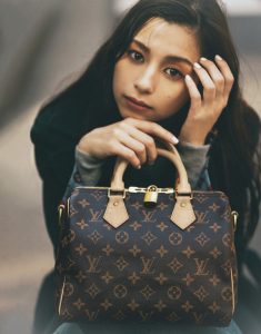 【どんなコーデにも映える★】ルイヴィトン ハンドバッグ 018｜LOUIS VUITTONのショルダーバッグを使ったコーディネート